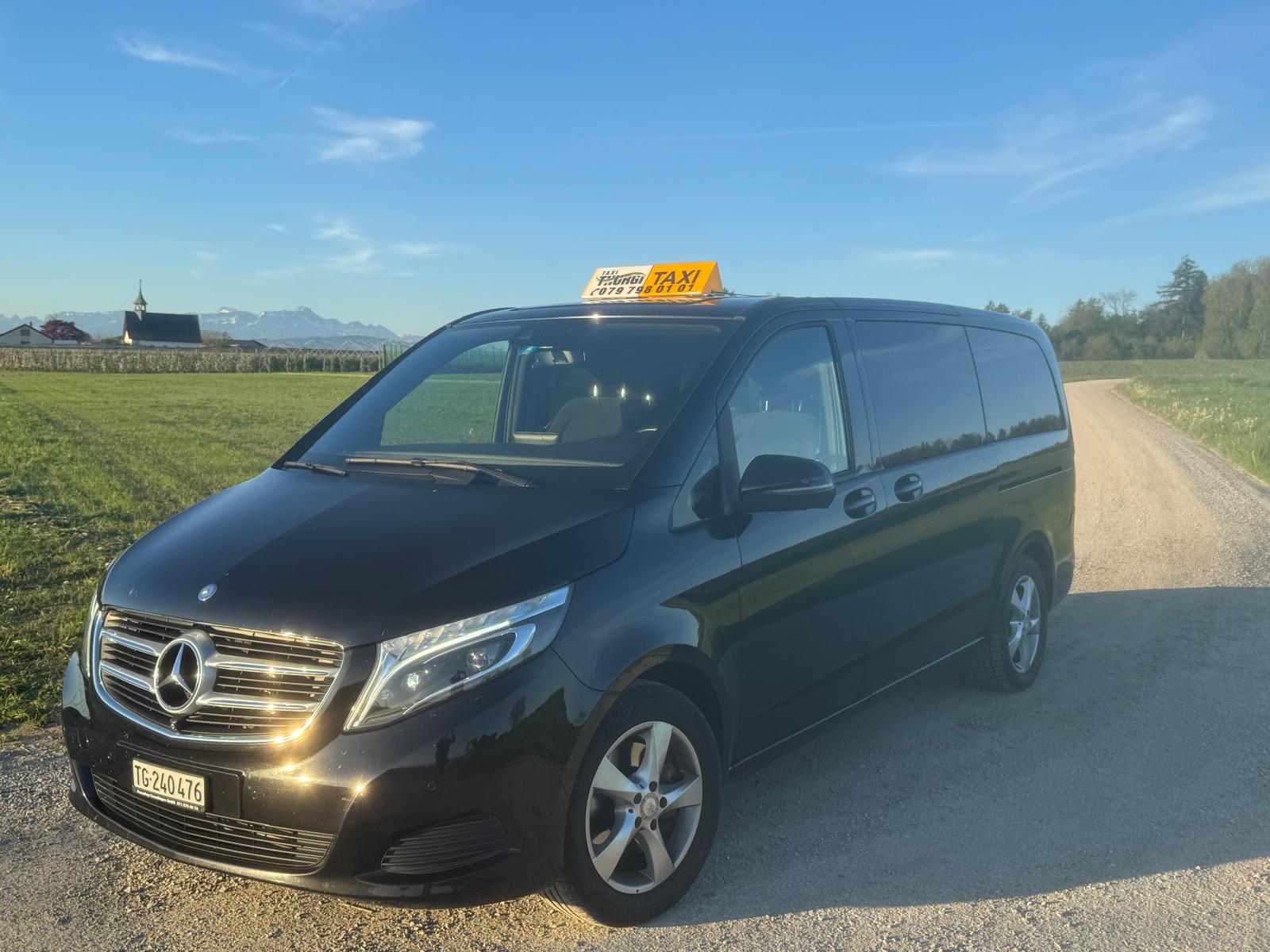 Ein schwarzer Mercedes-Taxi vor dem Hotel Blumenstein in Kreuzlingen.